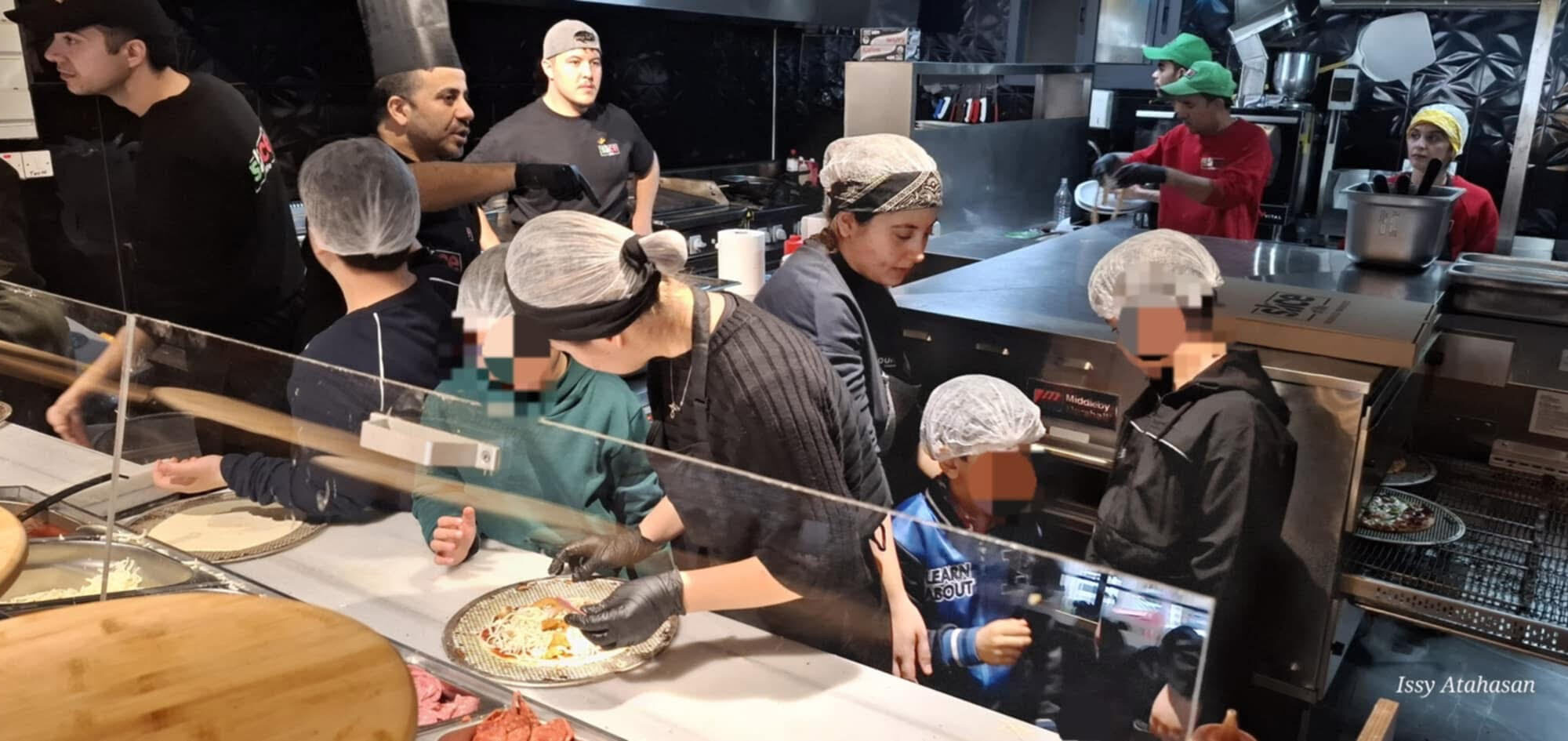 Children making pizza